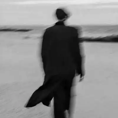 海边黑白男生头像图片面对大海保持你的深呼吸