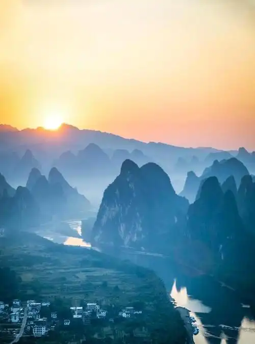 但群山若影若现,薄薄的晨雾和初升的太阳是清晨给与山水间最好的馈赠