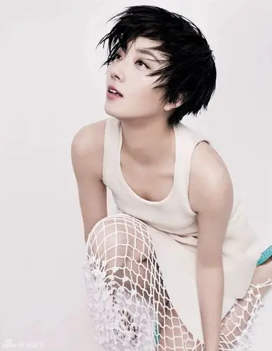 桂纶镁写真大玩冷艳狂野 突破清新眼神迷离放电