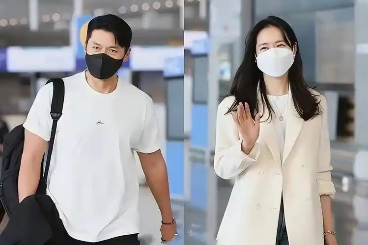 原创孙艺珍和老公同框像是两代人穿白色西装配牛仔裤清闲又干练