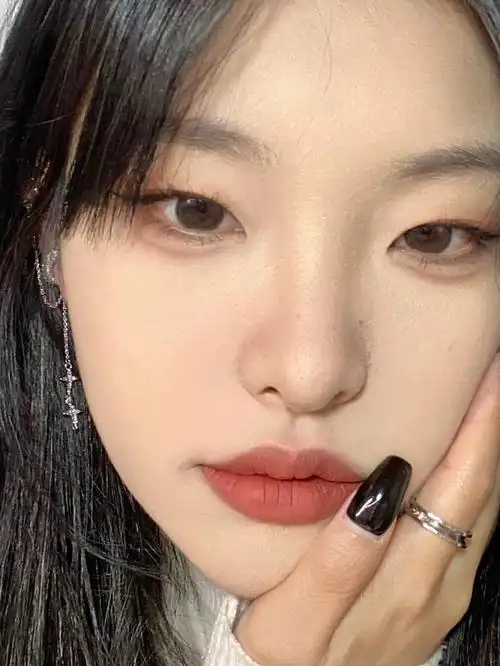 单眼皮猫眼浓郁妆容