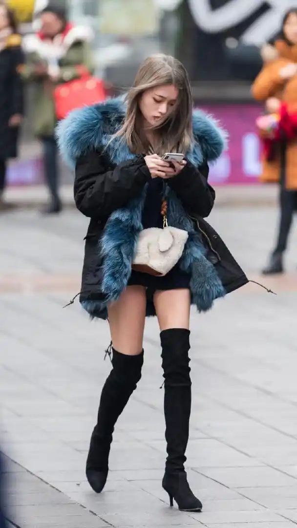 冬天高筒靴最实用,美女选择高跟加过膝设计的,时髦保暖还显腿长