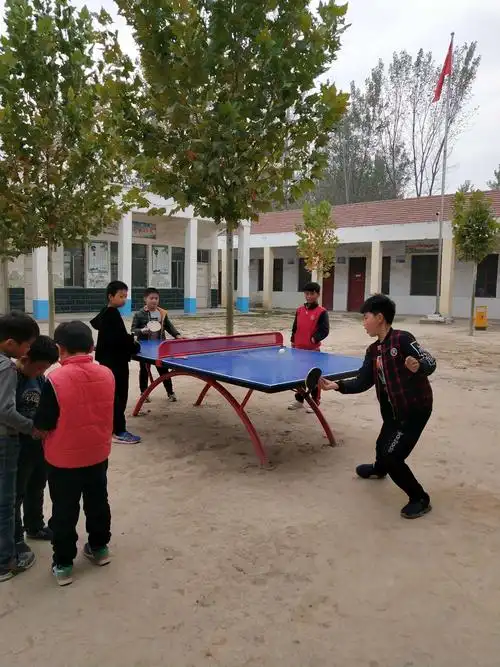 下课了,孩子们在秋高气爽的天气里做游戏