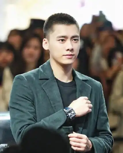李现寸头阳光,朱一龙寸头清爽,看看其他几位寸头,是不是更帅?_发型