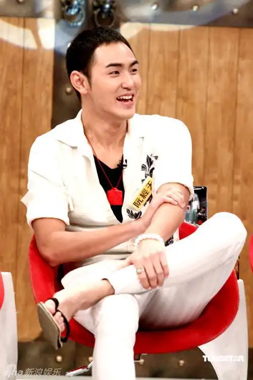 阮经天跷二郎腿