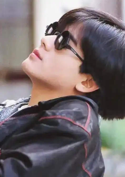 58岁郭富城再染黄发,发量超多不显老,老婆方媛超羡慕他的发量_发型