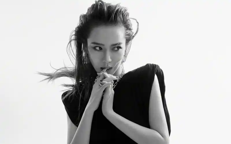 戚薇湿发烟熏妆高清桌面壁纸