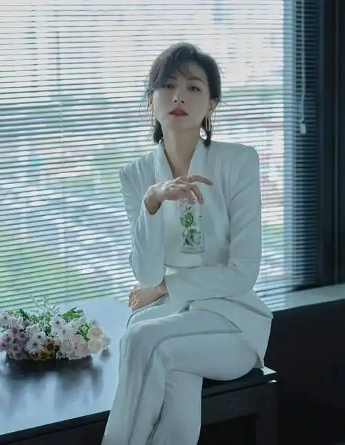万茜白色职业装优雅大气写真_万茜_职业装_写真