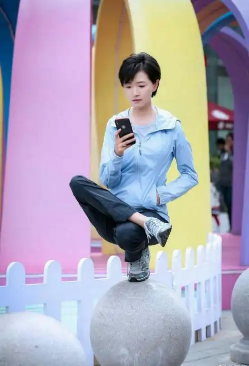 万茜晒出超高难度踮脚蹲姿get新技能稳如泰山