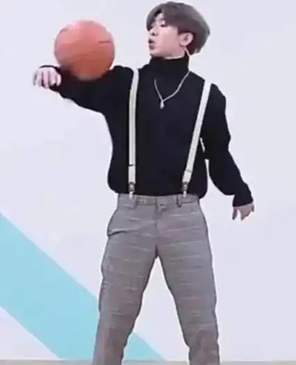 好家伙张艺兴演唱会上直接玩蔡徐坤背带裤的梗伴舞的回应来了