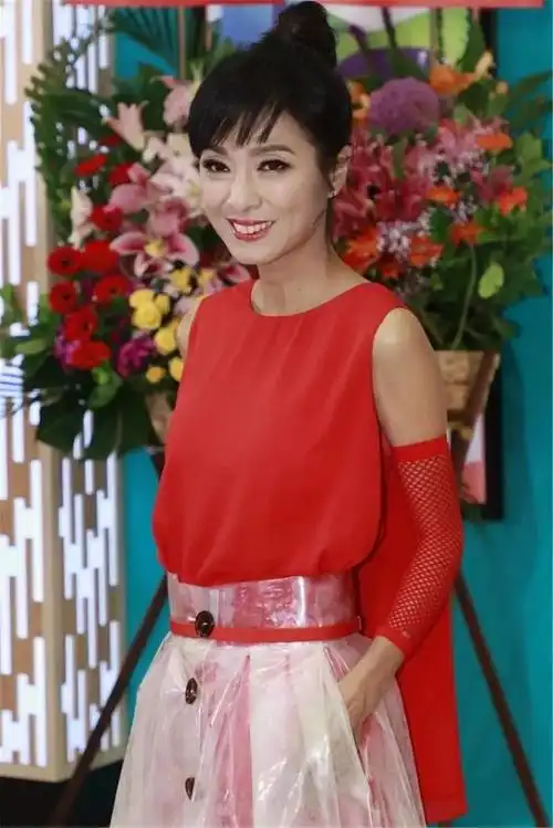 65岁米雪穿红裙套塑料裙狗啃刘海配丸子头美到骨子里哪用扮嫩