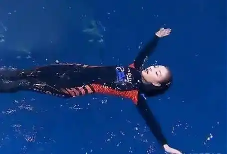 倪妮游泳视频被翻出,穿连体泳衣身形时尚,泳姿太美引起热议_个人_照片