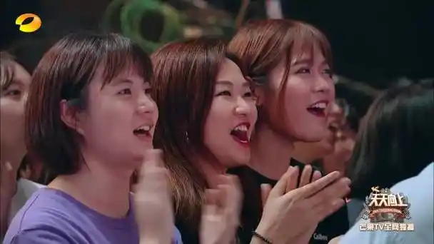 大张伟刘宇宁商业互夸,刘宇宁眼神超温柔,像看女朋友一样!