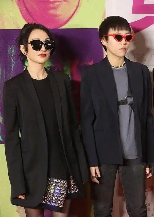 周迅出席新片首映礼,黑西装配丝袜性感霸气,和小23岁窦靖童同框