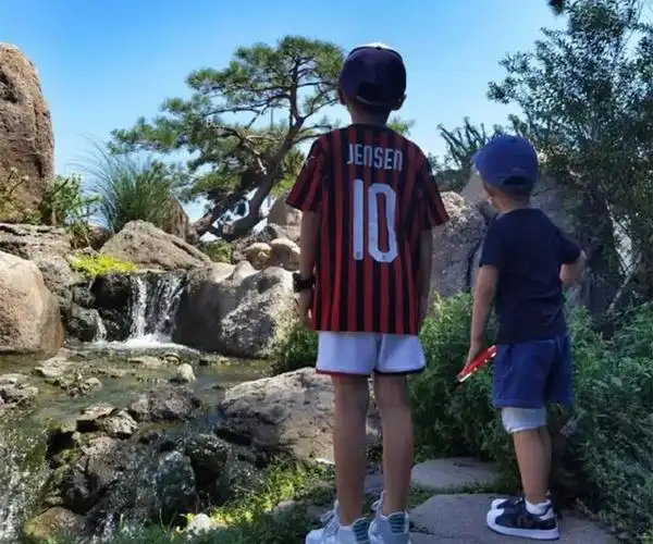 靳东罕晒两儿子合影,用古文为娃庆生,兄弟俩背影可爱大长腿瞩目