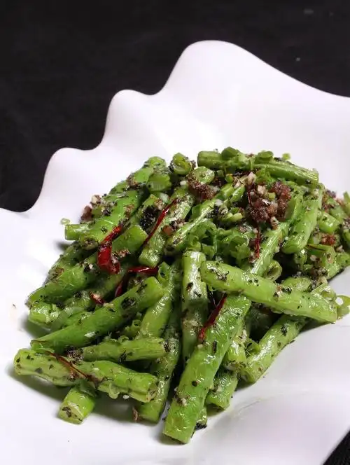 四季豆去头,去尾,撕掉老筋,洗净后改刀成长段,下入六成热油炸至虎皮状