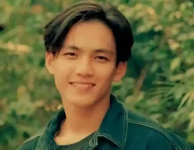 钟汉良凭借自己优秀的外形,受到了公司的赏识,之后开始出演影视剧.