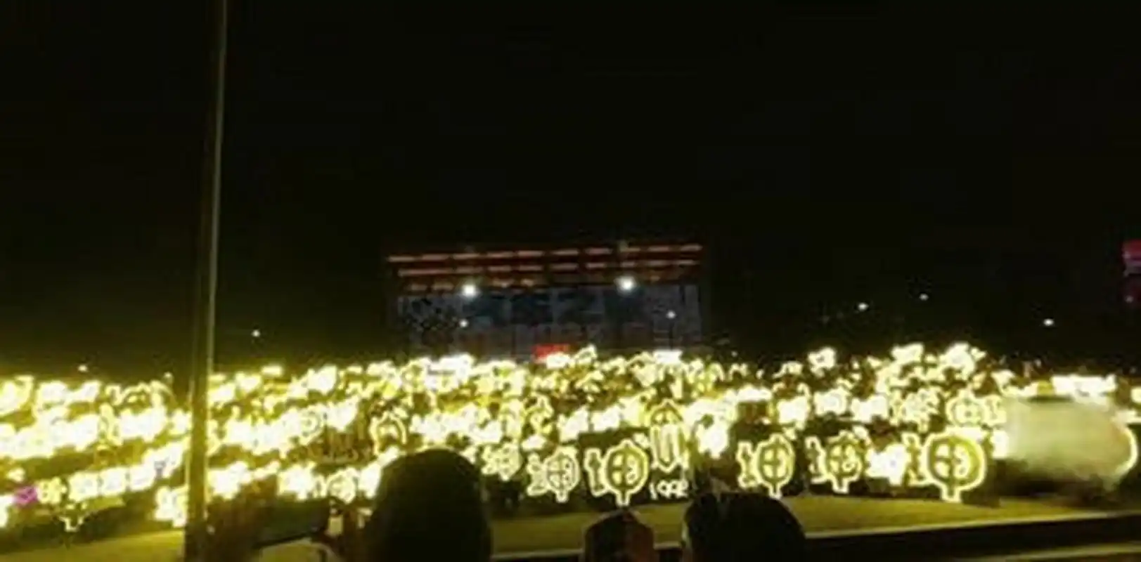 蔡徐坤演唱会应援词# 蔡徐坤应援口号披金成王,伴坤远航,来自爱吃的.