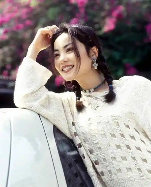 照片中,王菲满脸的胶原蛋白,皮肤白皙,梳着两个麻花辫,看起来也就十八