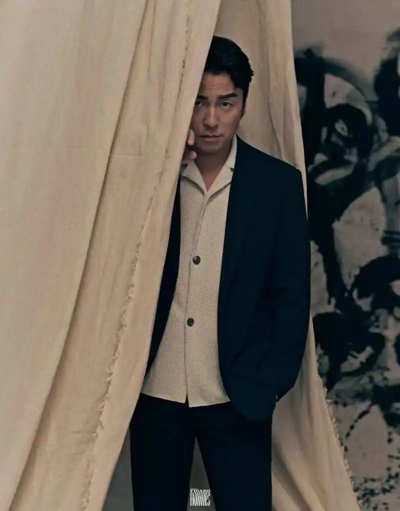 演员雷佳音身着ports宝姿2023春夏男装系列拍摄时尚大片光影之间勾勒