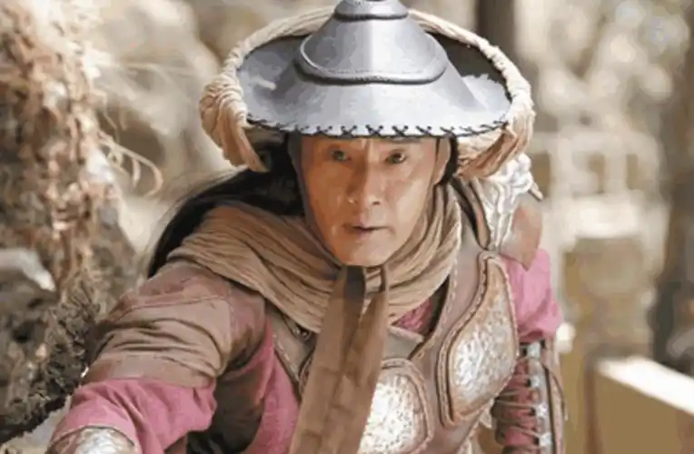 60岁的于荣光当演员导演,和圈外妻子恩爱20多年,现在儿子已经长大