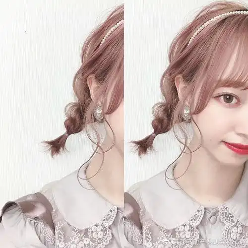 这款是很适合约会的可爱三股辫发型.