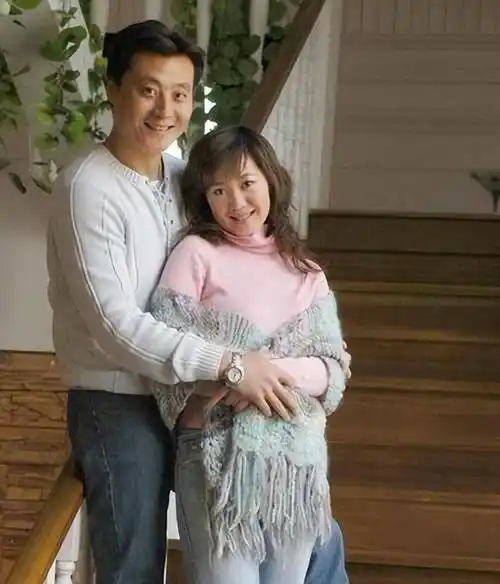 但任程伟则完全相反,他在成名后变得更爱妻子,更爱自己的家,从来没有