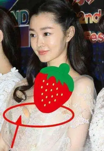 同样穿抹胸, 刘亦菲性感不失清纯, 她俩却穿出了蜜汁的尴尬!