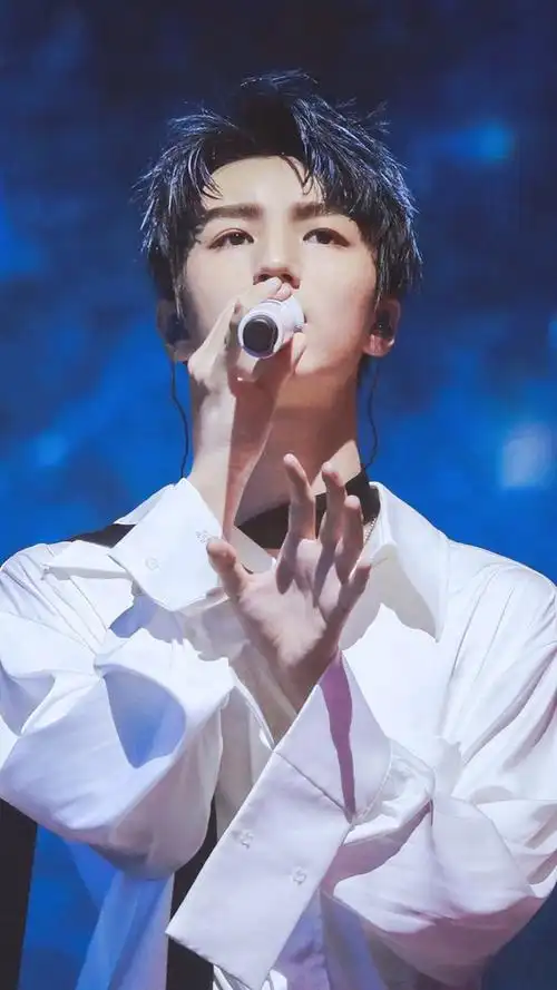 王俊凯2018最新照片哦! 王俊凯1岁到现在的照片-图片大观-奇异网