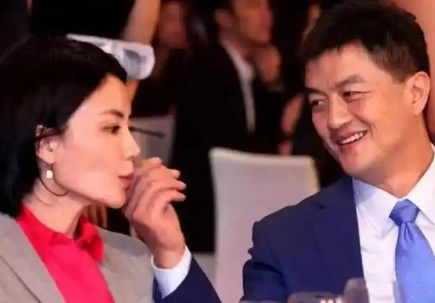 王菲三胎消息意外曝光,谢霆锋情绪波动,大儿子的话语让他尴尬!