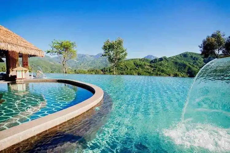 功能各异的温泉泡池错落于山野林间