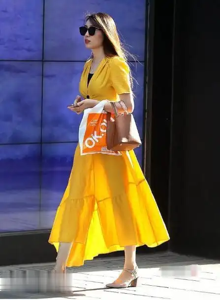 它能够起到很不错的协调配色的效果,同时也不会和黄色这种明艳的颜色