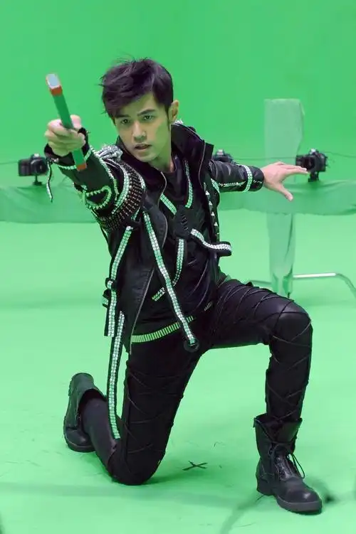 下颌线棱角分明的周杰伦帅照