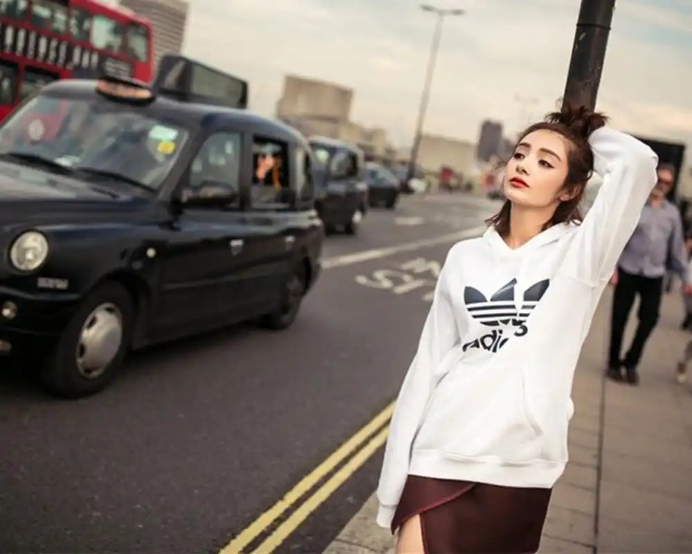 美女麦迪娜运动风清新时尚街拍桌面壁纸下载