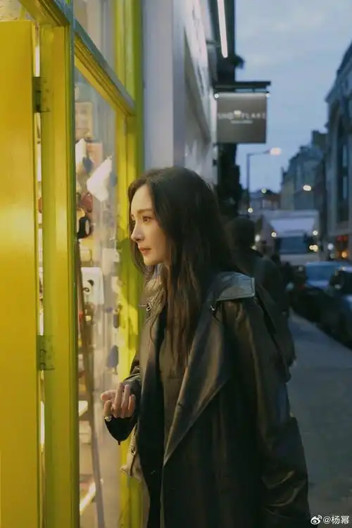 杨幂又来分享生活照了,这次晒了海和椰树林,真的好有生活气息