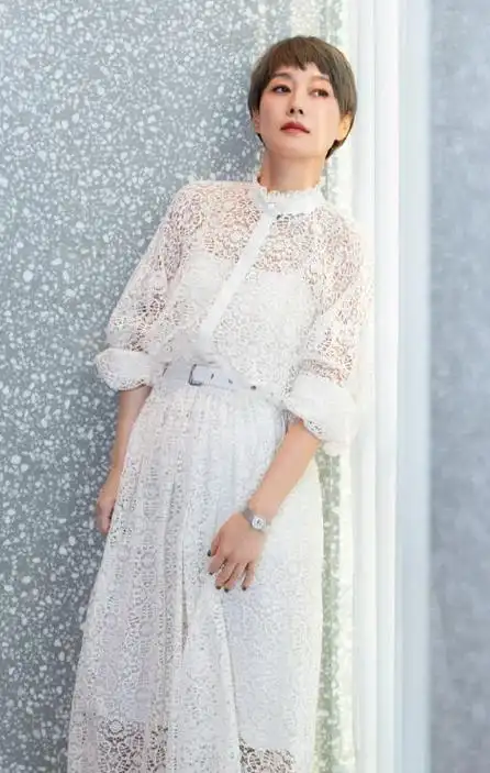 马伊琍现身上海时尚活动一身白色蕾丝装青春靓丽