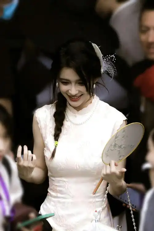 旗袍baby,这样显得也很大腿又长又白,真美#杨颖