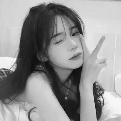 最近特别火的黑白头像女