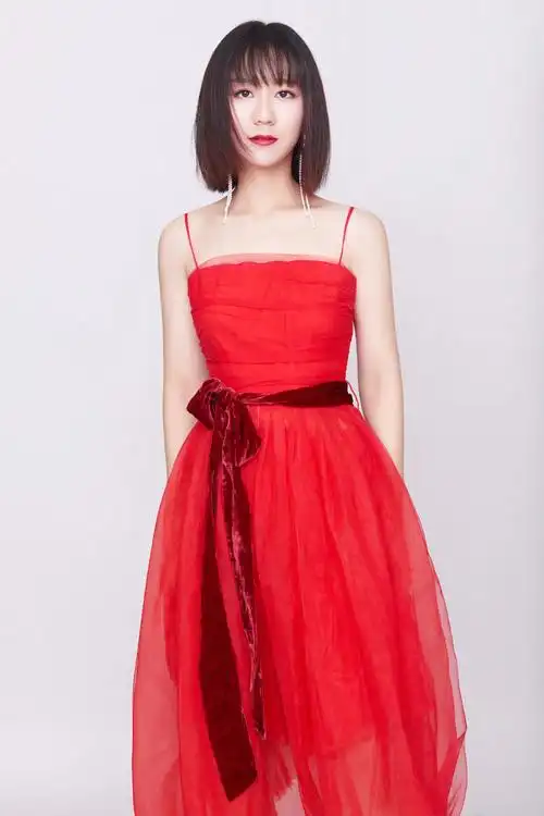 "花语时"演唱会圣诞海报唯美公布 谢春花红唇造型引期待