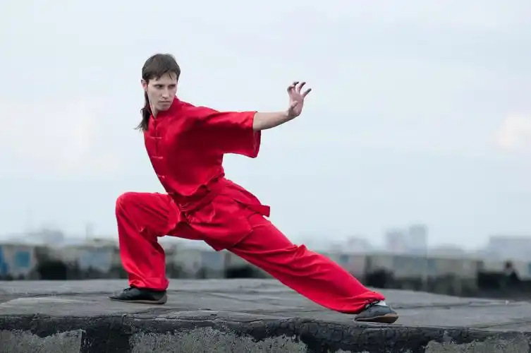 少林勇士室外红练习武术人功夫