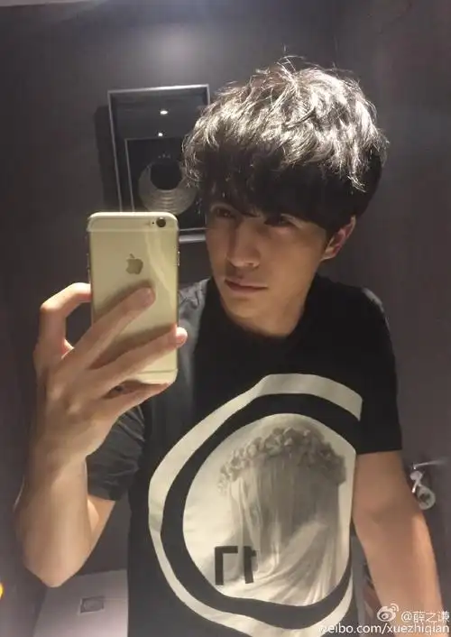 薛之谦天外来物#薛之谦新歌超话有没有人自拍是和我哥同款自拍手势的