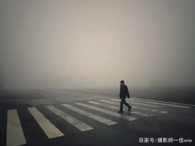 图为正在舞中过马路的行人,空旷的画面中有种"诡异"的感觉.