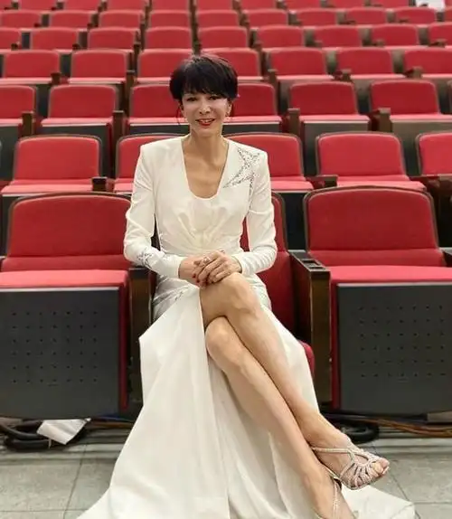 郑裕玲脸颊凹陷出老态穿的再知性漂亮也63岁是个干瘪老人了