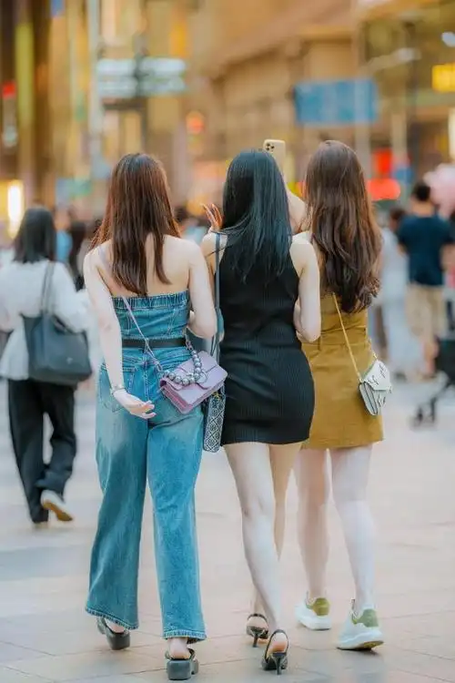 长沙街拍小姐姐:潮流自信引爆社交媒体,成为长沙时尚圈新宠儿|社交