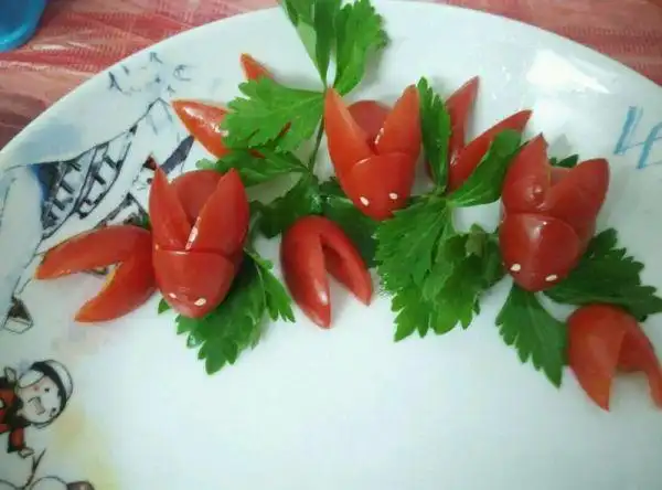 最后摆盘用香菜叶衬托.看起来是不是很有爱捏?