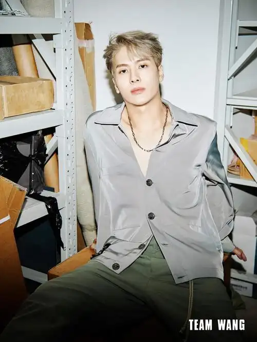 王嘉尔身着休闲衬衫 可爱范儿十足!