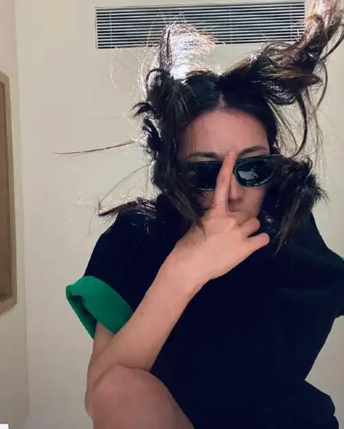 迪丽热巴晒新自拍,角度清奇引众人围观,网友却在担心她的发际线