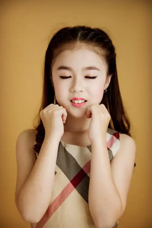 p>曾凯恬,小名恬恬,中美混血儿,童星,2005年3月30日出生于 a target=