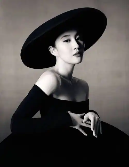 刘亦菲登上《时尚芭莎》四月刊封面,展现优雅与个性的碰撞