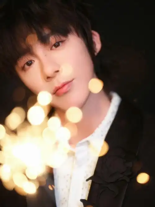 爱情保安刘宇宁又来唱歌了##刘宇宁两个舞台好像穿越了